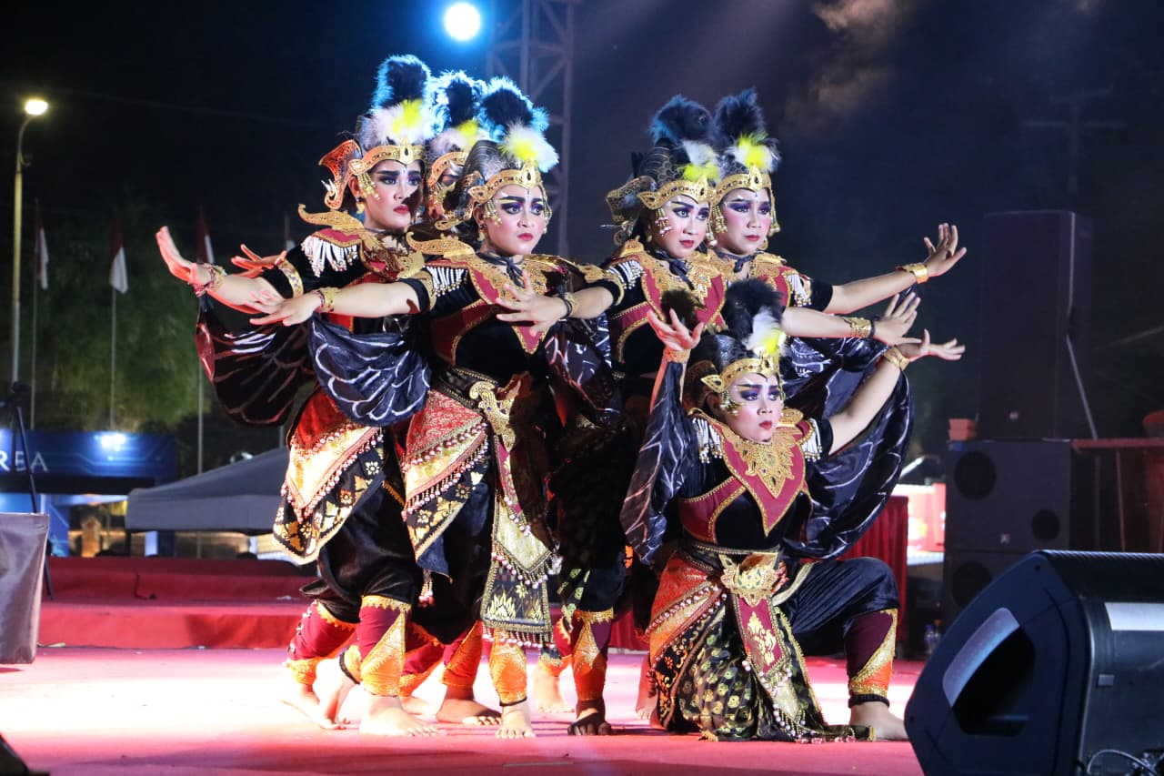 ATRAKSI BUDAYA: Penampilan Sanggar Seni Langen Kerthi Budaya Lokapaksa pada penutupan Buleleng Festival 2025.