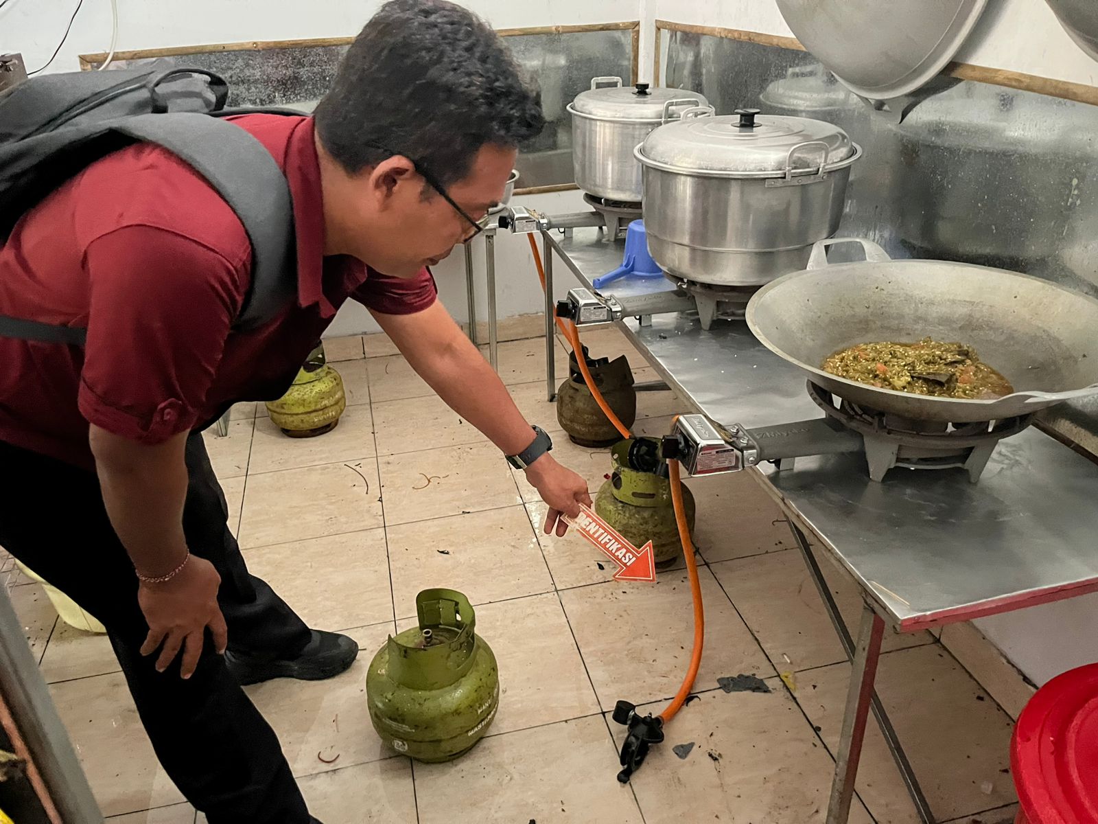 OLAH TKP: Aparat kepolisian dari Polres Tabanan melakukan olah TKP di rumah makan padang yang terbakar.