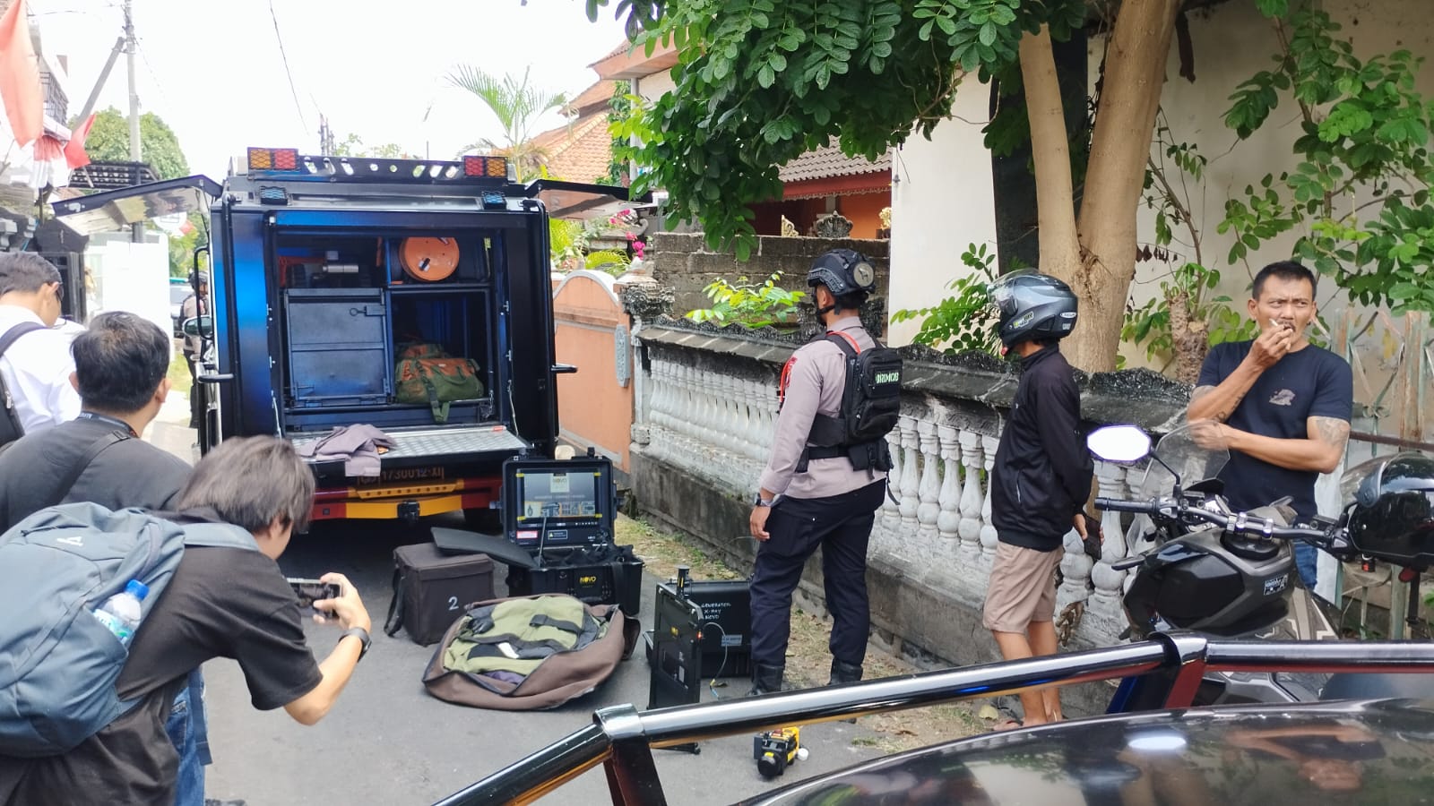 CEK PAKET: Tim Jibom Polda Bali saat melakukan pengecekan paket misterius yang ditemukan di Jalan Yudistira, Singaraja.