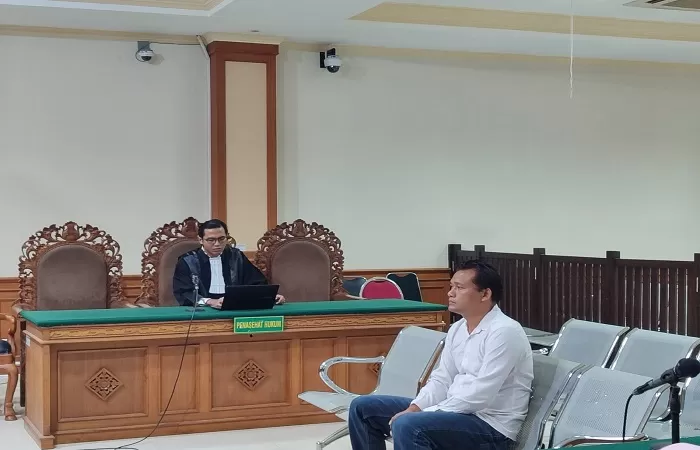 JADI PESAKITAN: Mantan Ketua Bumdes Prayan Thiti, I Wayan Sudiarta (baju putih) menjalani sidang di Pengadilan Tipikor Denpasar.