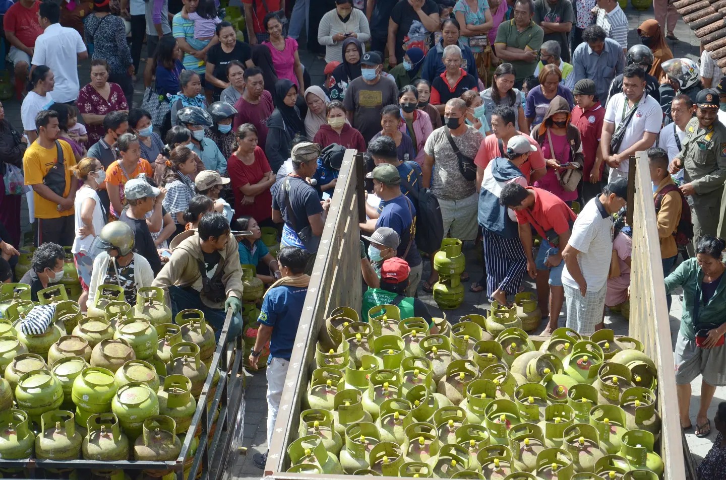 LANGKA: Warga mengantre untuk mendapatkan gas elpiji 3 kilogram atau LPG melon. Setiap tahun selalu terjadi kelangkaan gas di Denpasar dan Badung.