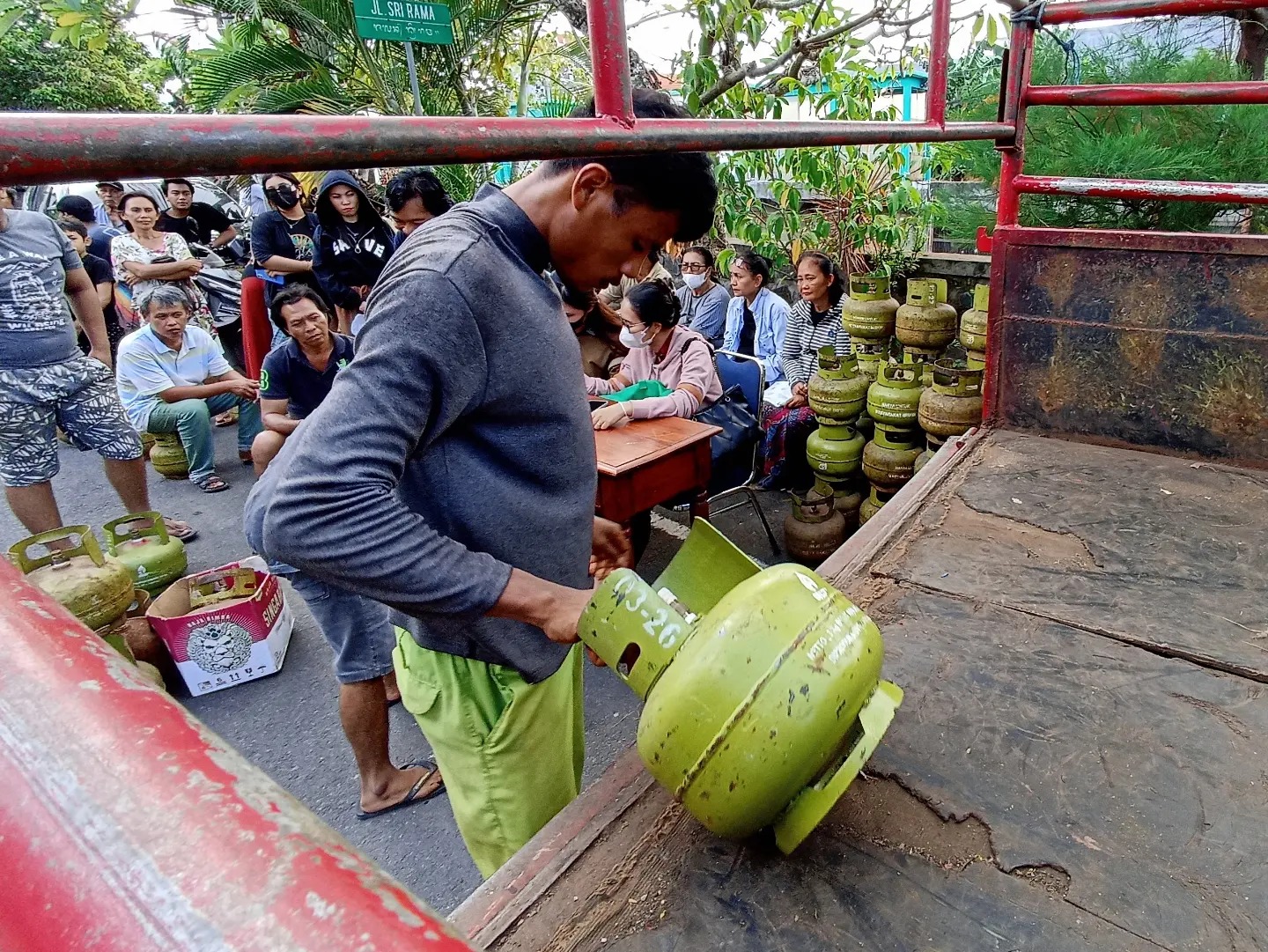LANGKA: Warga mengantre mendapatkan gas elpiji saat pasar murah. Meski sudah menggelar operasi pasar, kelangkaan gas LPG 3 kilogram tetap terjadi.