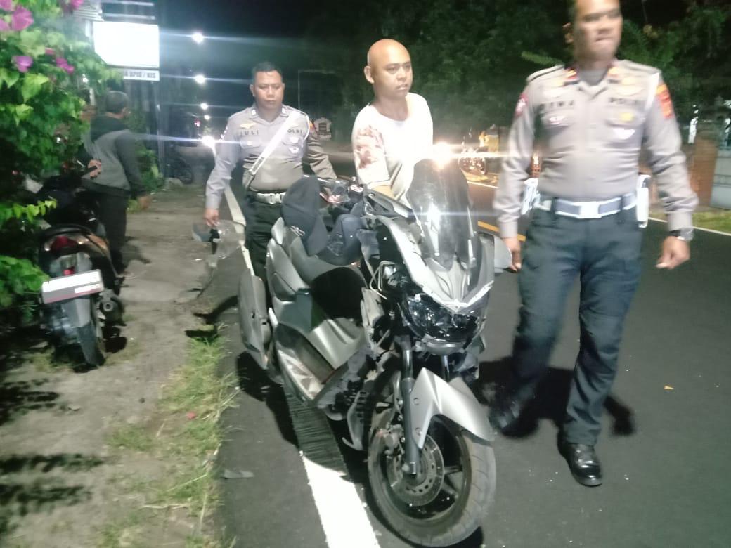 RINGSEK: Kendaraan yang dikemudikan Aipda Kadek Sudi Adnyana ringsek. Personel Polres Buleleng itu menjadi korban tabrak lari di wilayah Kecamatan Banjar.