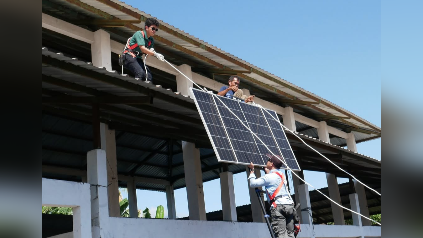 PLTS ATAP: Proses pemasangan PLTS atap di Desa Banjarasem, Kabupaten Buleleng.