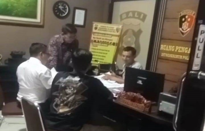 Kuasa hukum I Gede Rai, I Gusti Putu Adi Kusuma Jaya (baju putih) memberikan penjelasan terkait kasus yang menimpa kliennya. Ia mendapingi kliennya melapor ke Polda Bali, kemarin.