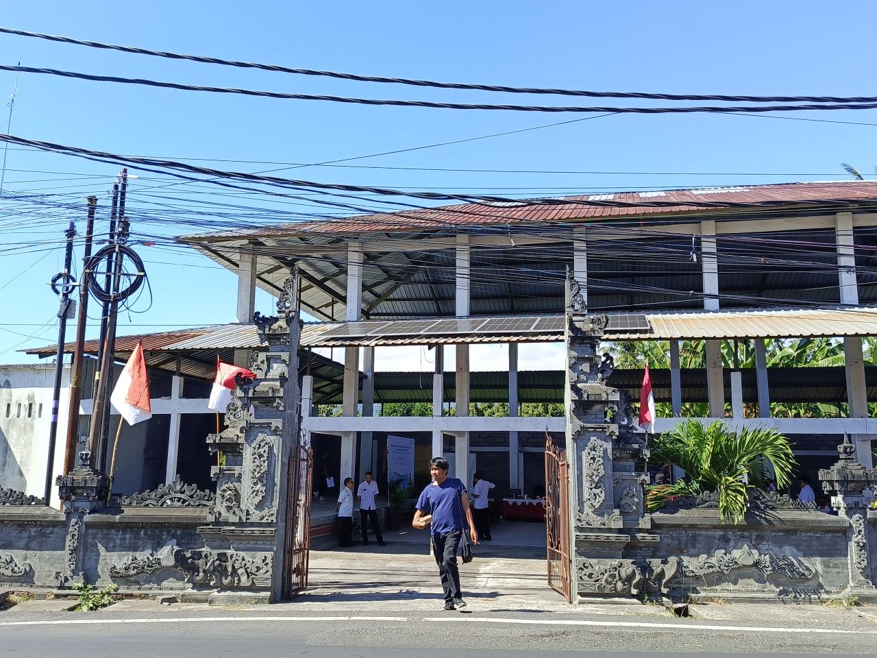 PANEL SURYA: Panel surya yang terpasang di atap Balai Desa Banjarasem, Buleleng.