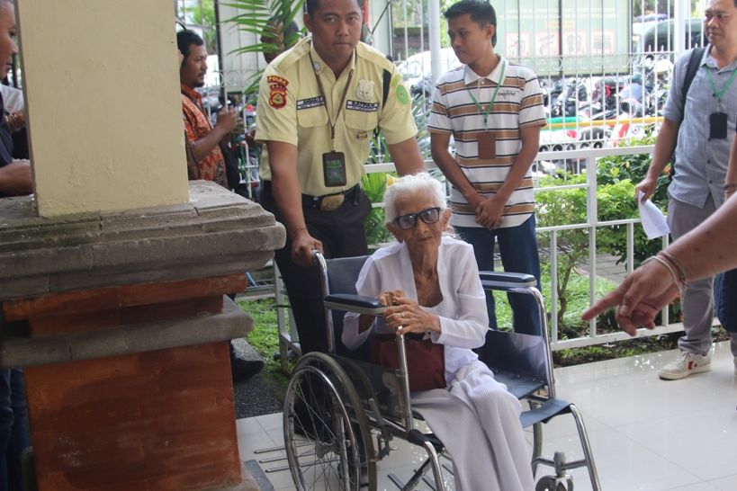 BEBAS: Ni Nyoman Reja saat menjalani sidang di pengadilan. Dia berhasil bebas dari segala tuntutan hukum.