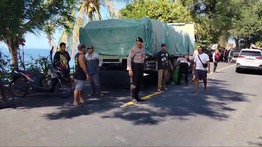 OLAH TKP: Polisi melakukan olah TKP kecelakaan di Jalan Raya Singaraja-Amlapura, tepatnya di wilayah Desa Bukti, Kecamatan Kubutambahan.