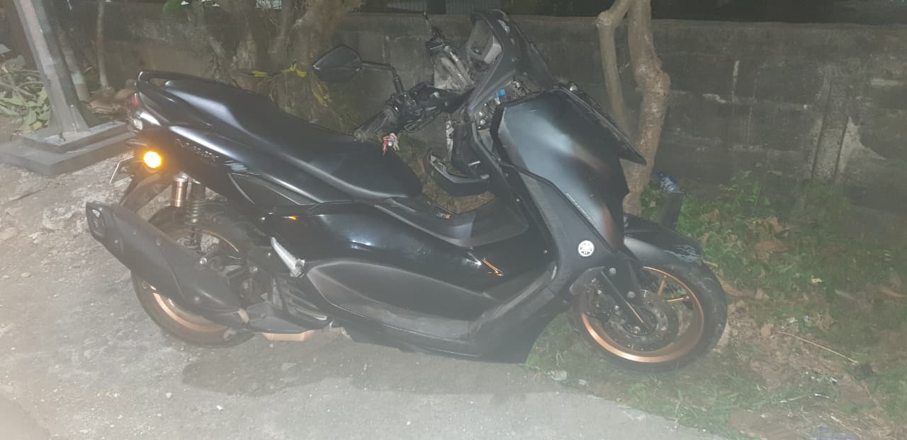 RINGSEK: Sepeda motor yang terlibat kecelakaan lalu lintas di Jalan Raya Singaraja-Gilimanuk.