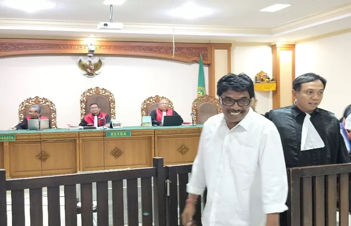 Mantan Ketua KONI Gianyar, Pande Made Purwata usai jalani sidang putusan di Pengadilan Tipikor Denpasar, Rabu (27/8) lalu.