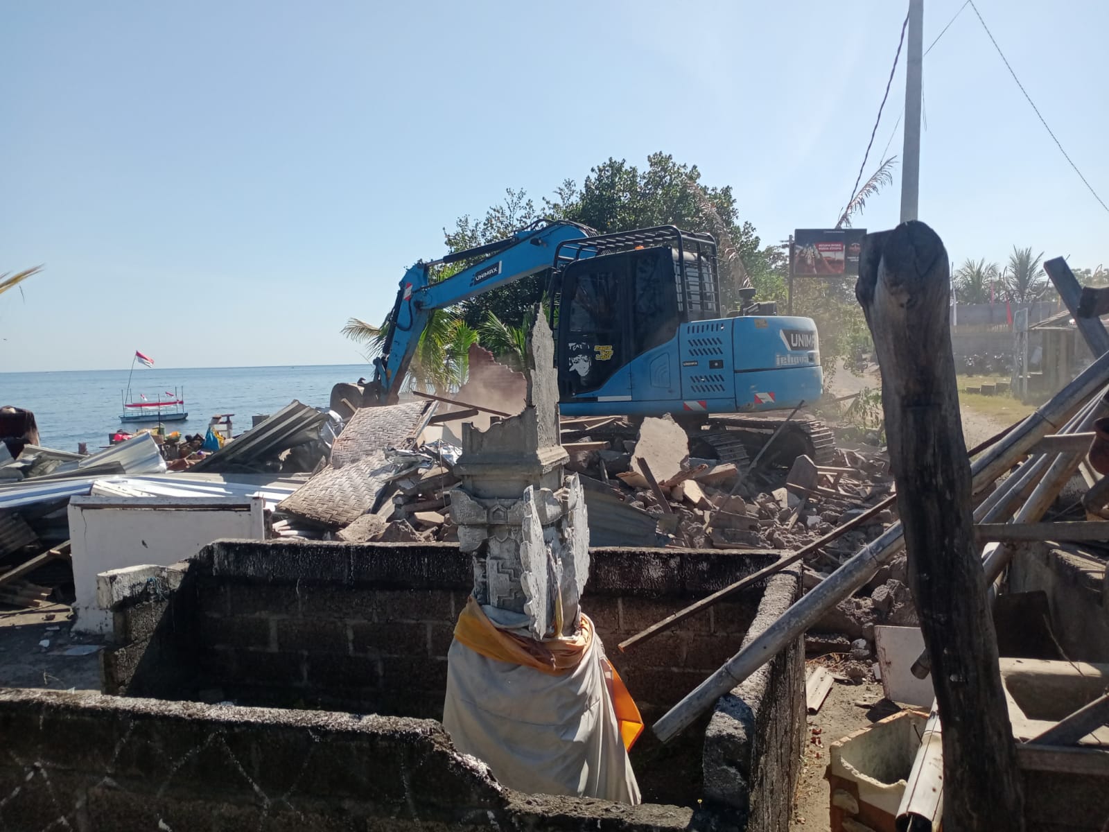 DIBONGKAR: Warung di sepanjang Pantai Penimbangan dibongkar oleh pemilik lahan.