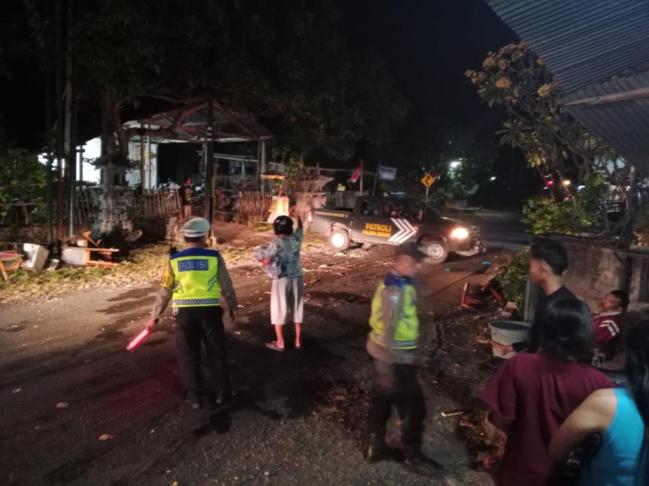 OLAH TKP: Polisi melakukan olah TKP di lokasi kecelakaan lalu lintas, Jalan Raya Seririt-Busungbiu.