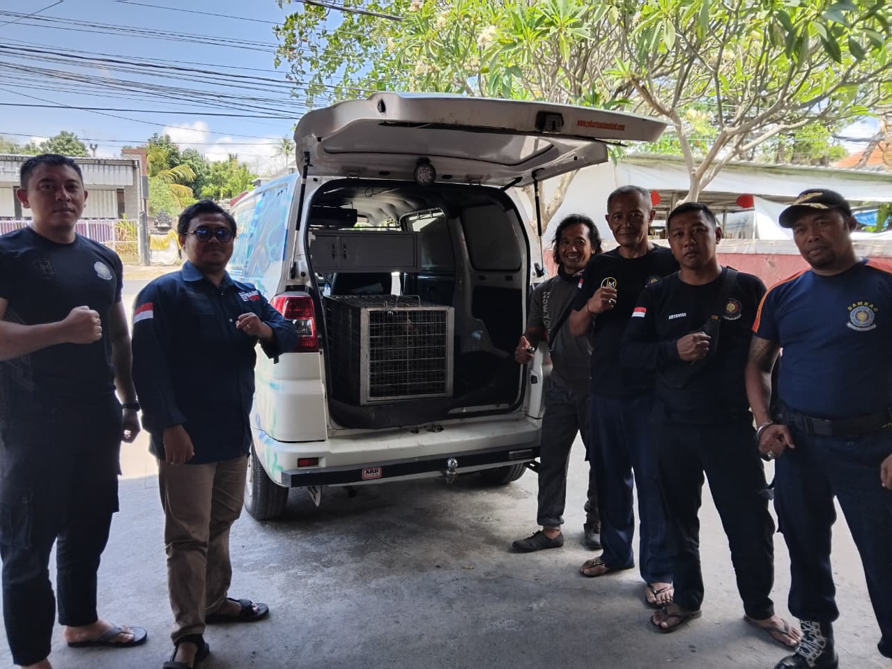 TANGKAP MONYET: Pasukan Dinas Pemadam Kebakaran Buleleng berhasil menangkap monyet yang berkeliaran di Pasar Seririt.