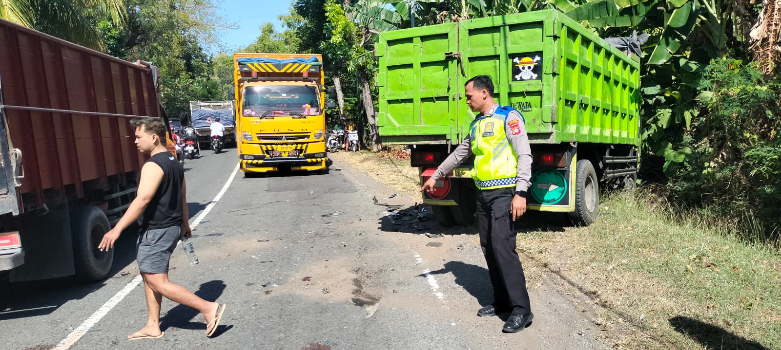 KECELAKAAN MAUT: Polisi melakukan olah TKP kecelakaan maut yang terjadi di Jalan Raya Singaraja-Gilimanuk wilayah Desa Banyupoh.