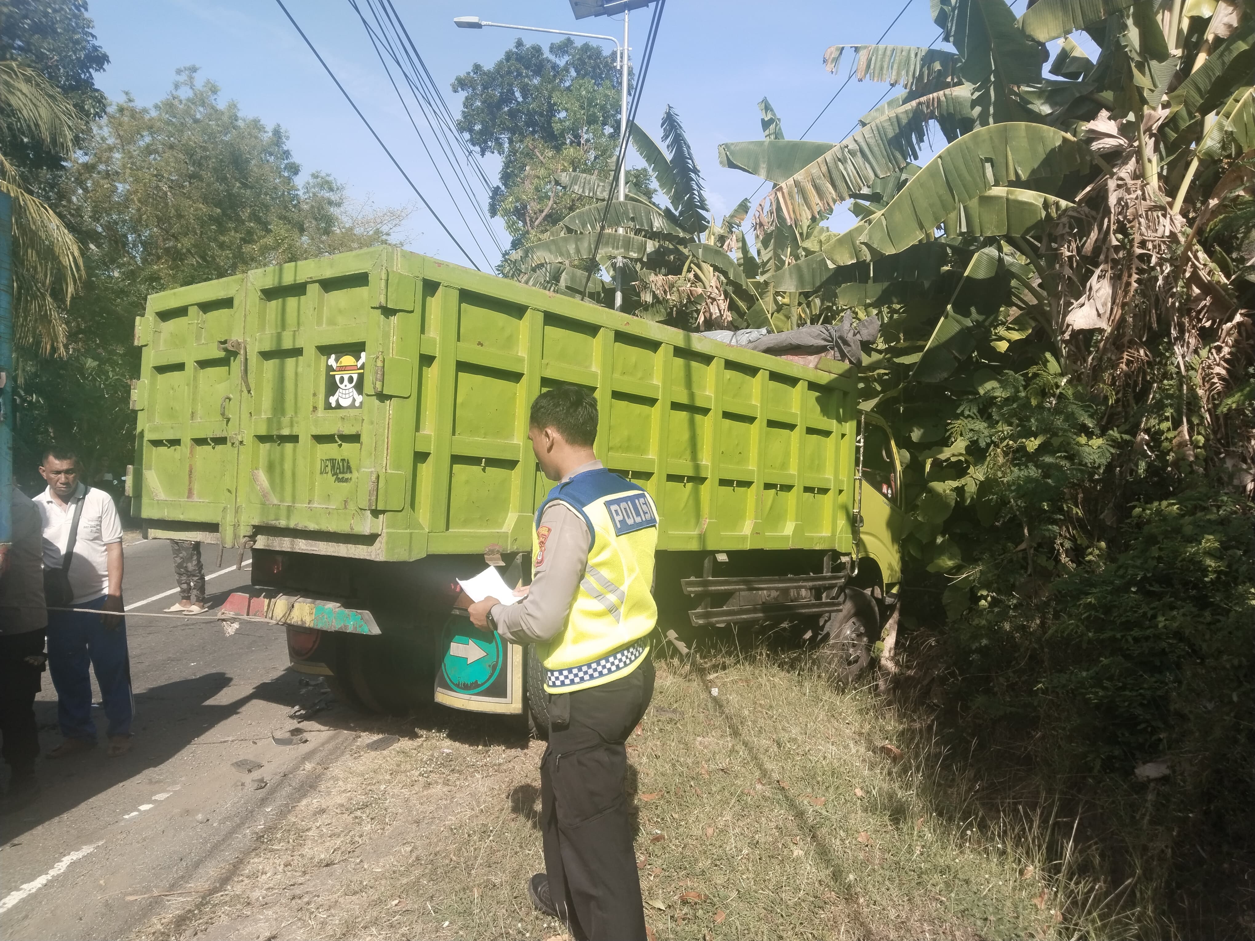 KECELAKAAN MAUT: Polisi melakukan olah TKP lokasi kecelakaan maut di Jalan Raya Singaraja-Gilimanuk. Kecelakaan itu mengakibatkan ibu dan anak tewas.