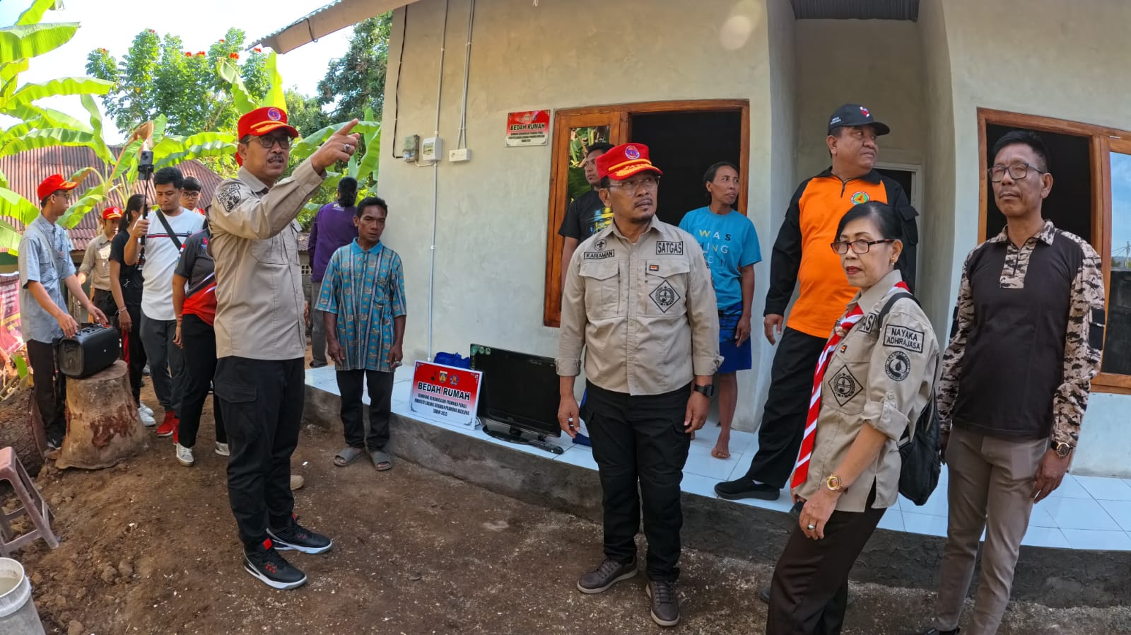 BEDAH RUMAH: Bantuan bedah rumah diberikan kepada keluarga miskin di Kelurahan Sukasada.