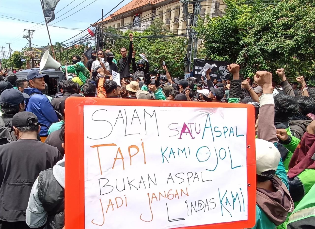 AKSI MASSA: Massa saat melakukan aksi di depan Polda Bali pada Sabtu (30/8/2025).