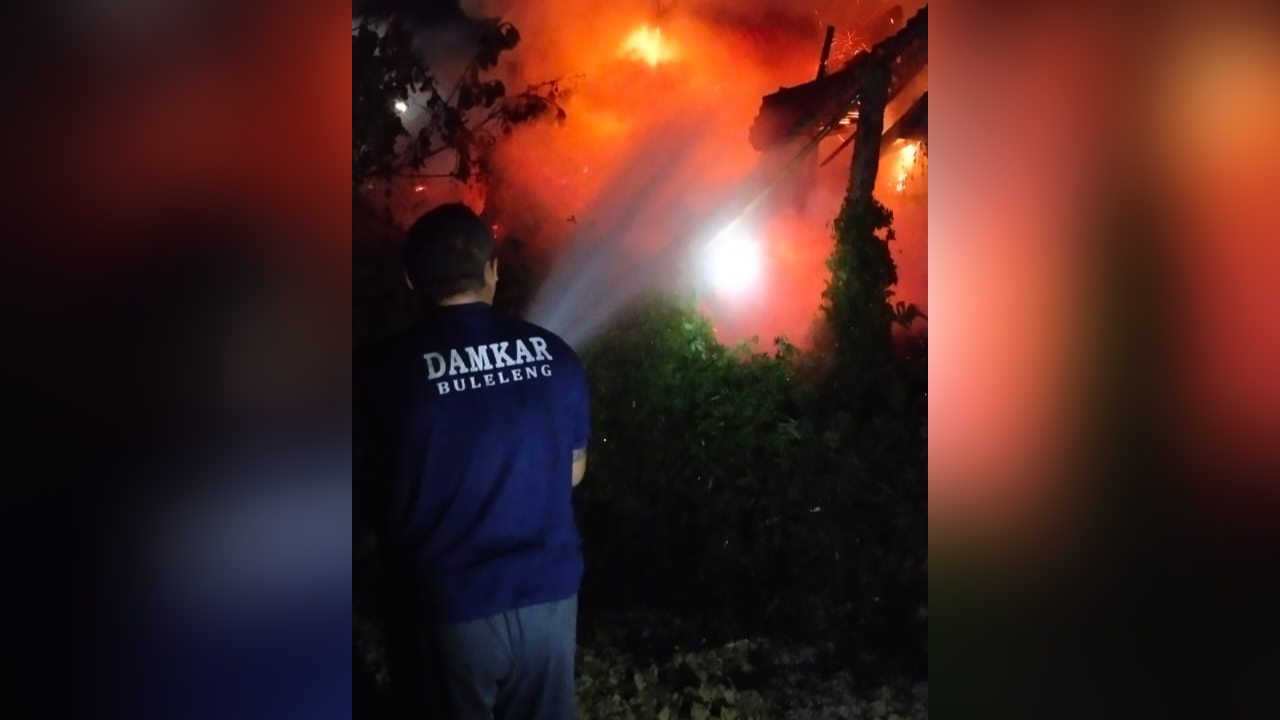 BERKOBAR: Petugas dari Dinas Pemadam Kebakaran Buleleng memadamkan api yang membakar sebuah tungku pembakaran batu bata di wilayah Kelurahan Penarukan.