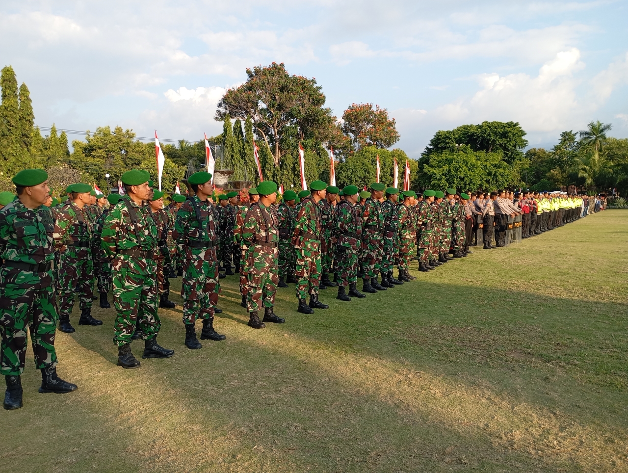 APEL HARMONI: Aparat gabungan dari TNI, Polri, dan masyarakat sipil menggelar apel harmoni di Taman Kota Singaraja.