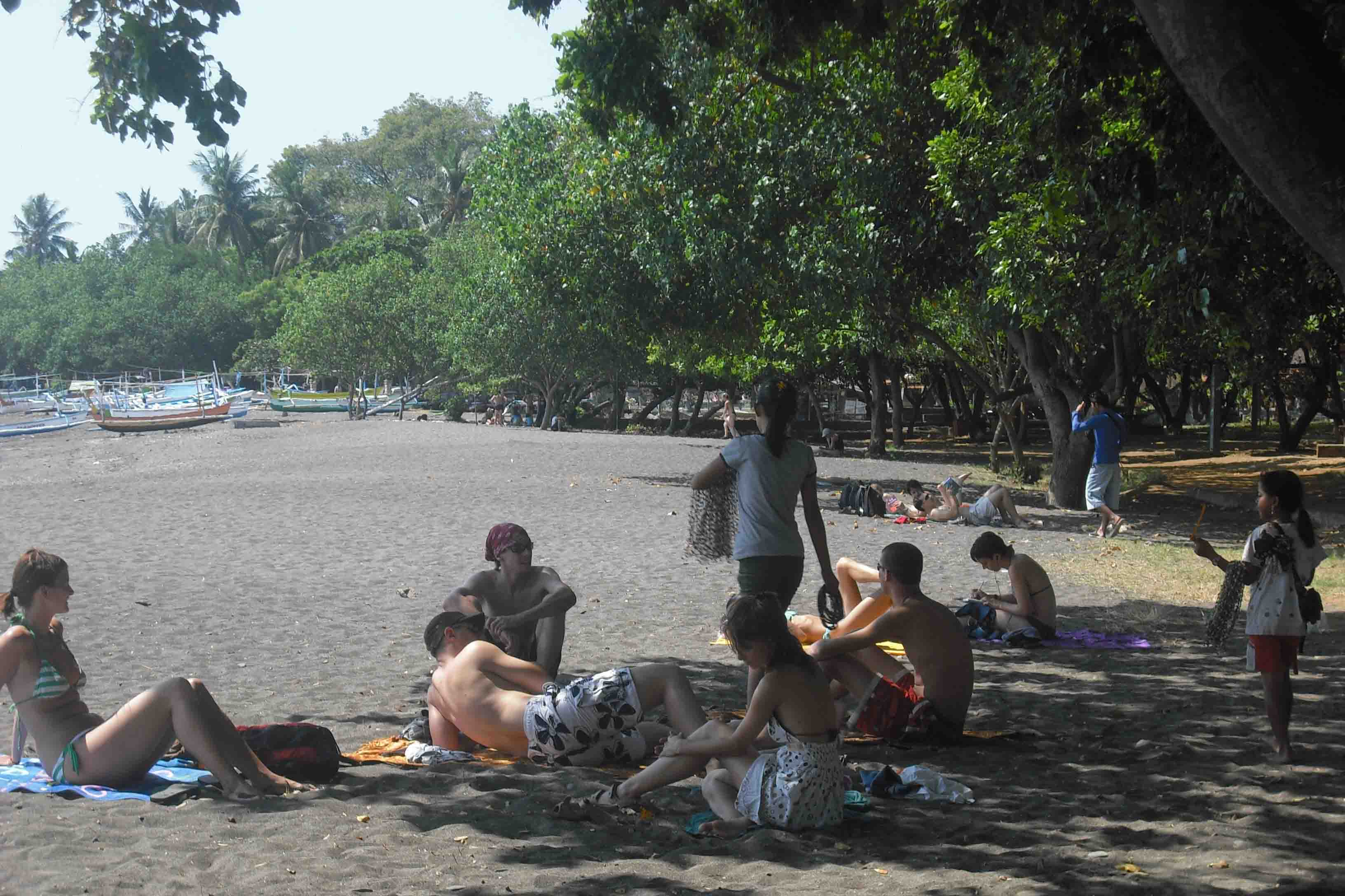 BERSANTAI: Sejumlah wisatawan tampak bersantai di kawasan Pantai Lovina.