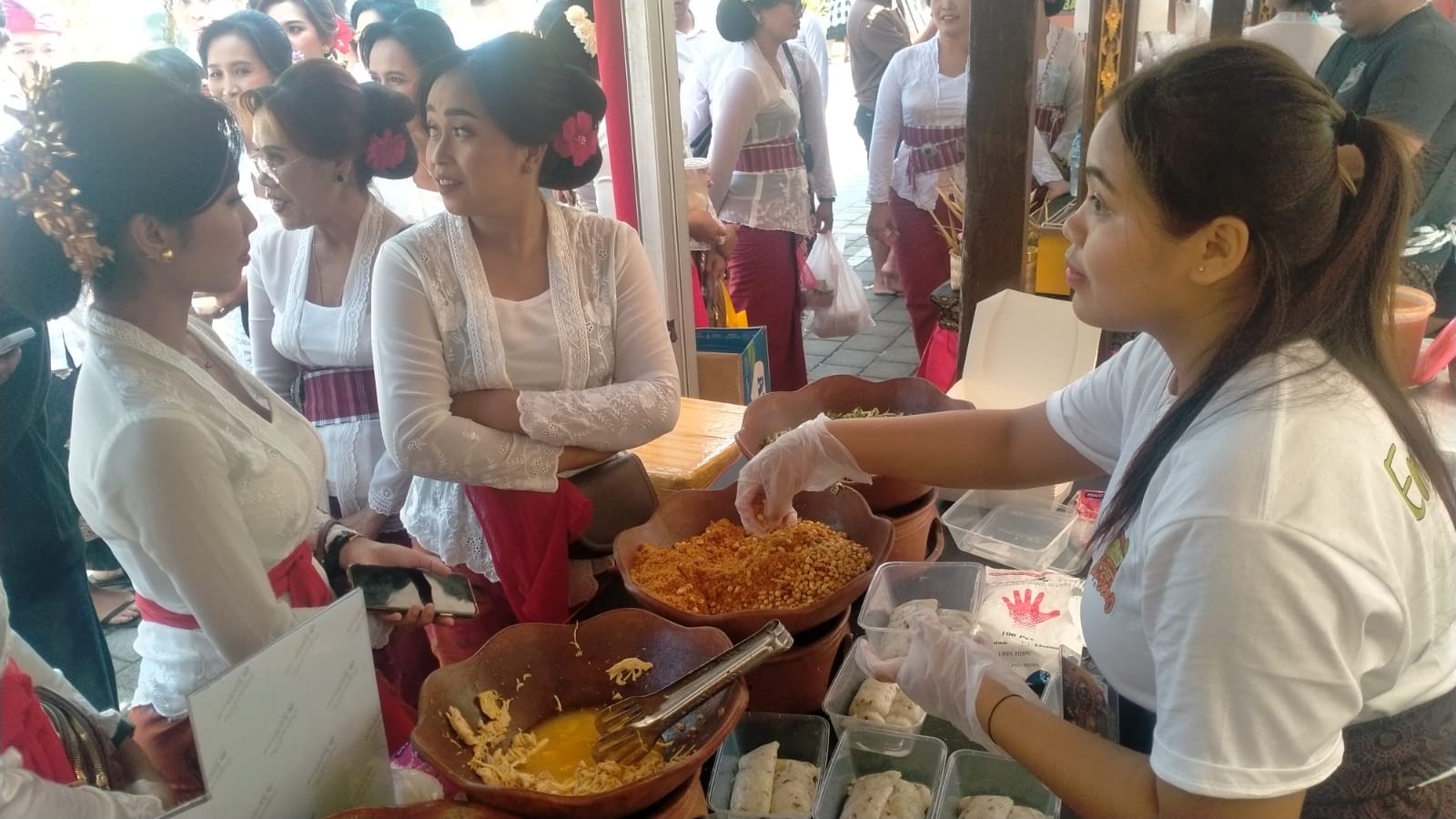 SAJIAN KHAS: Salah satu stand yang menjual hidangan kuliner entil pada ajang Festival Art dan Food Tanah Lot belum lama ini. Hidangan ini merupakan sajian khas di Tabanan saat hari raya.