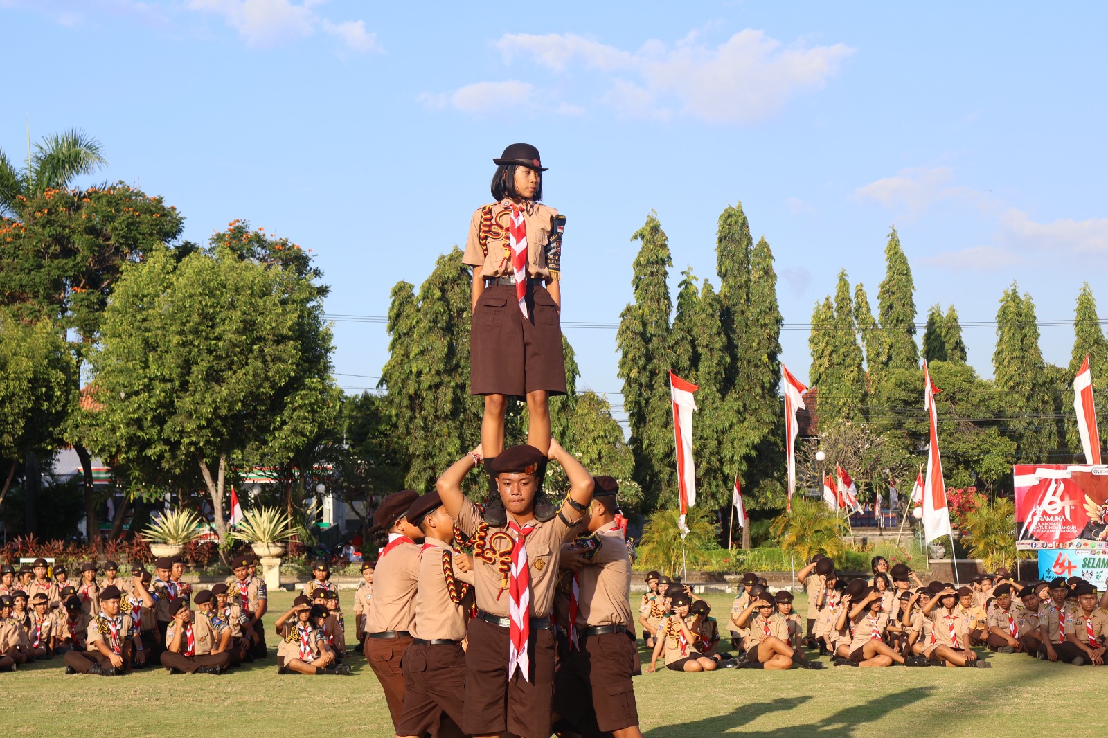 ATRAKSI: Pasukan penggalang dari SMPN 1 Singaraja melakukan atraksi dalam agenda Gelar Senja Hari Pramuka ke-64.