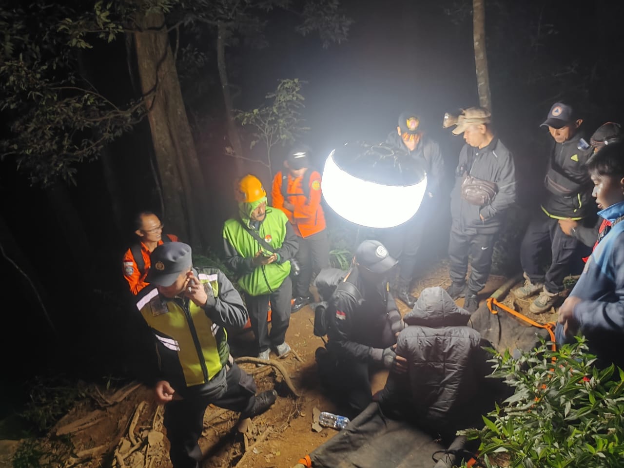 EVAKUASI: Tim SAR gabungan saat mengevakuasi dua orang pendaki yang kelelahan saat mendaki Gunung Batukaru, Bali.