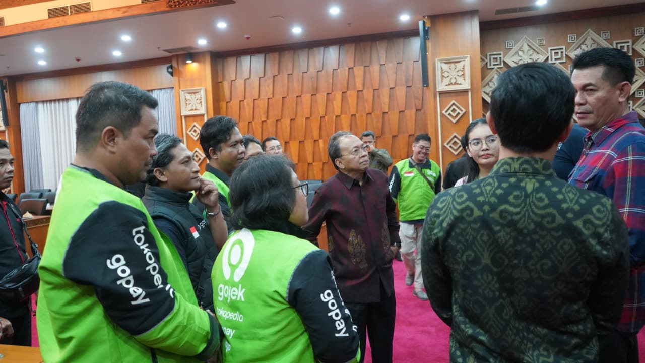 DENGARKAN ASPIRASI: Pertemuan antara driver ojek online (ojol) dengan Gubernur Bali, Wayan Koster.