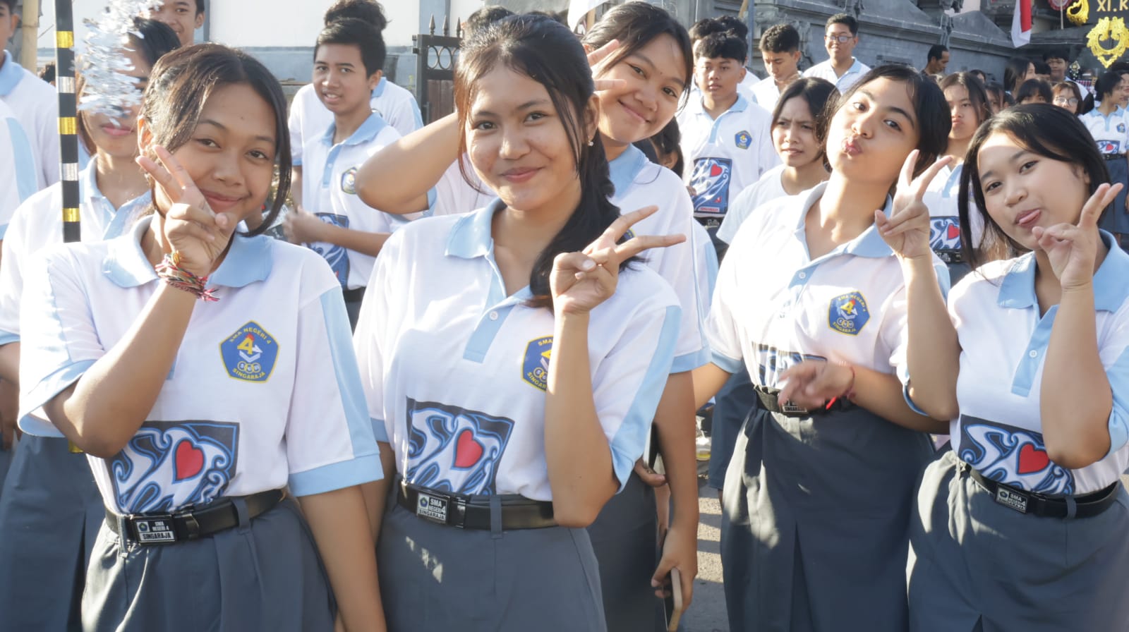 JALAN SANTAI: Para siswa di SMAN 4 Singaraja atau Foursma Singaraja saat mengikuti kegiatan jalan santai serangkaian peringatan HUT ke-36.