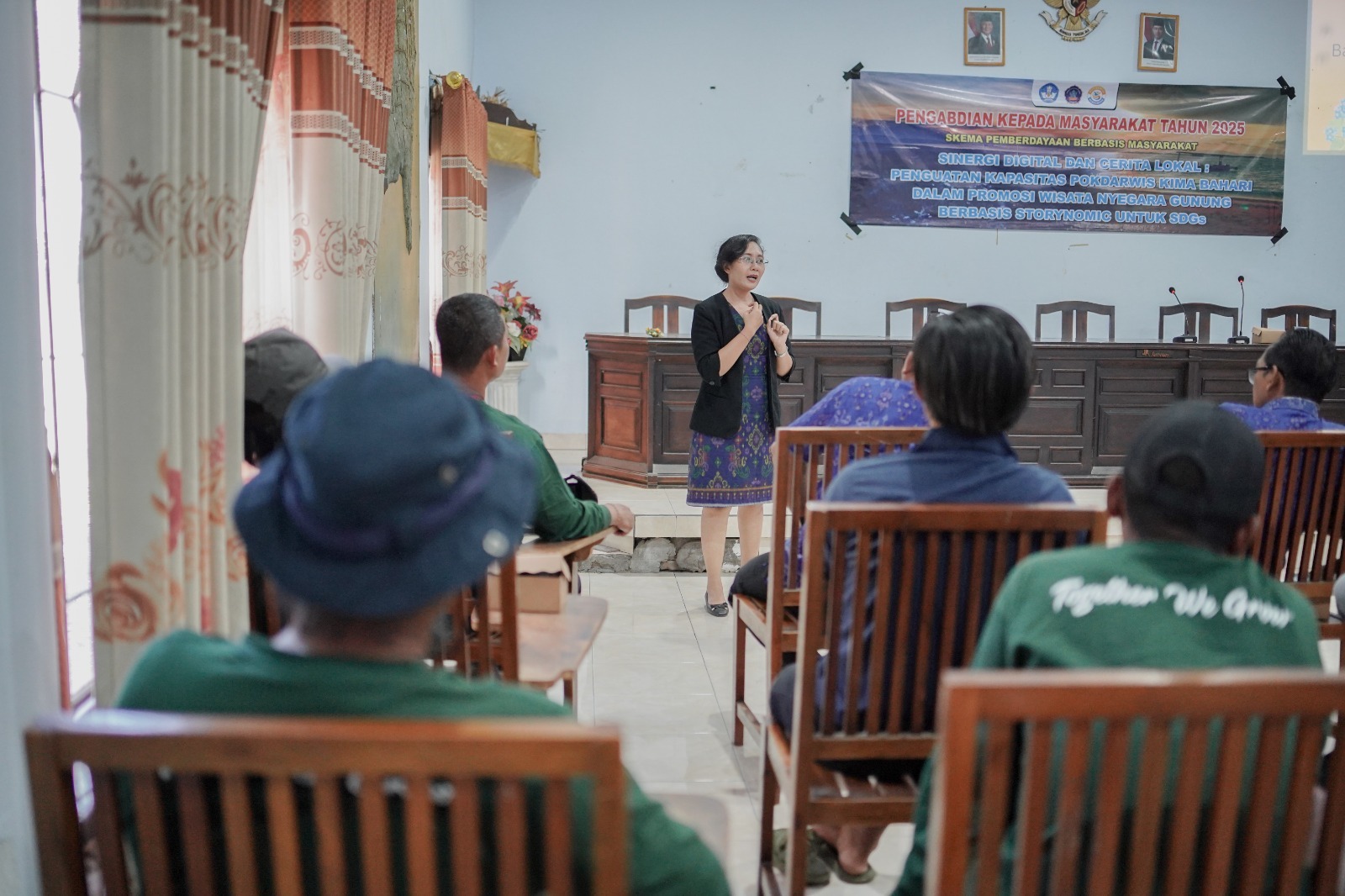 BERI EDUKASI: Dosen Undiksha, Ni Putu Era Marsakawati saat memberikan edukasi kepada para anggota pokdarwis.