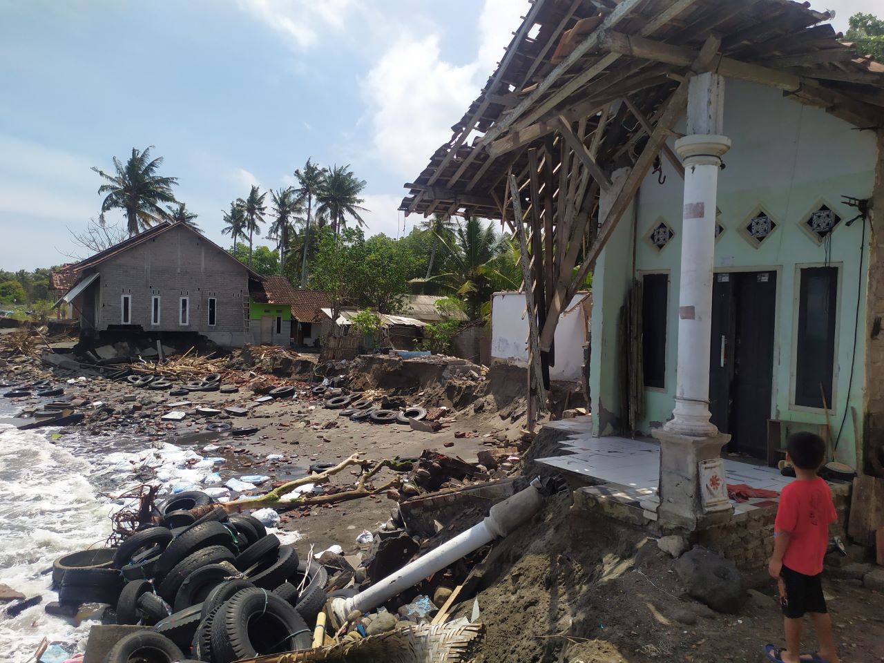 HANCUR: Rumah warga hancur diterjang abrasi.