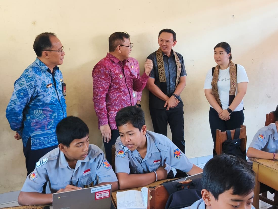 KUNJUNGI BULELENG: Basuki Tjahja Purnama alias Ahok (dua dari kanan) saat berkunjung ke SMPN 1 Sukasada, Buleleng.