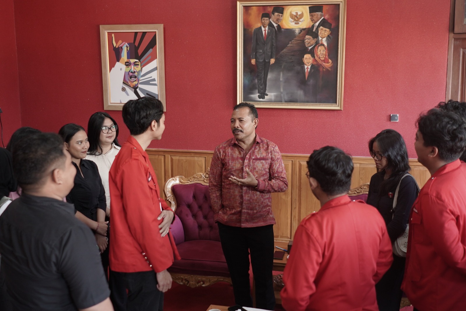 DATANGI DPRD: Komponen mahasiswa yang tergabung dalam GMNI Buleleng menemui Ketua DPRD Buleleng, Ketut Ngurah Arya (tengah).