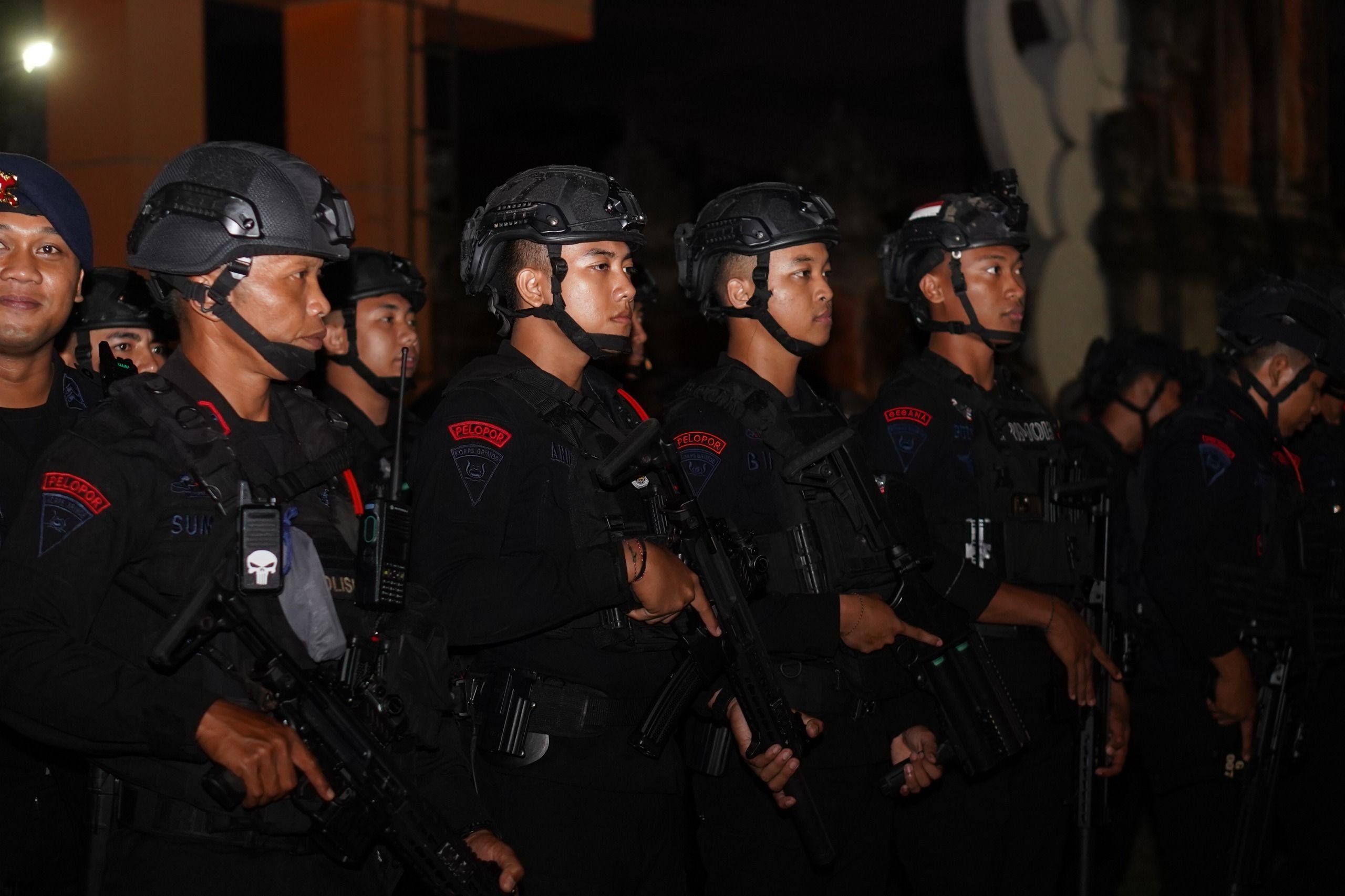 SIAGA: Personel Brimob Polda Bali tetap siaga pasca aksi demo di Denpasar.