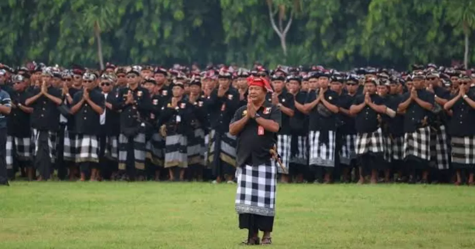 JAGA ADAT: Pecalang di Bali saat apel siaga di Lapangan Renon