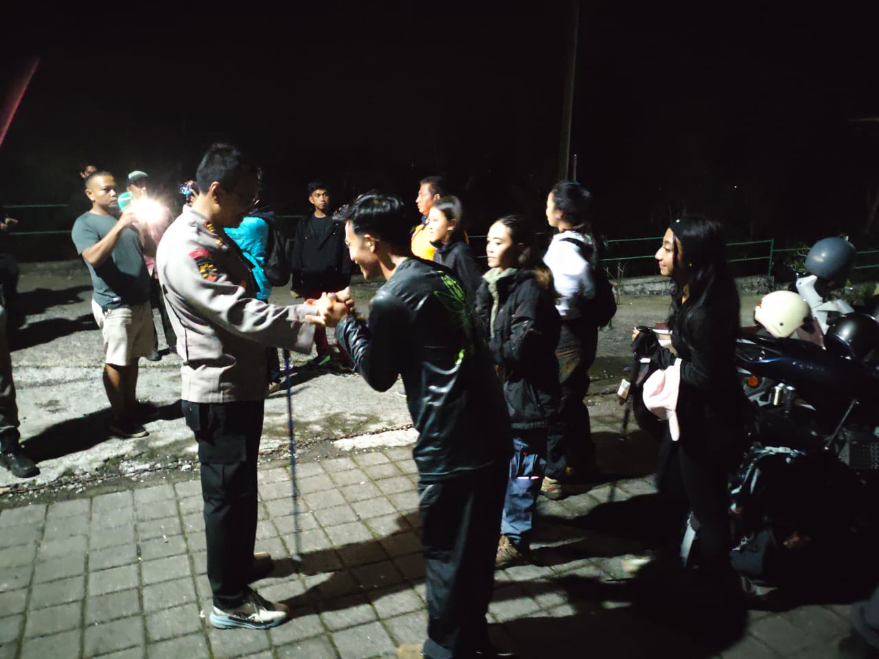 BERHASIL SELAMAT: Para pendaki yang tersesat di Gunung Batukaru, berhasil ditemukan dalam kondisi selamat.