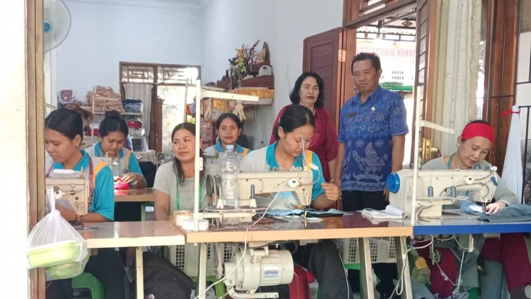 PELATIHAN KERJA: Pelatihan menjahit kepada warga Buleleng. Pelatihan ini diberikan untuk menekan pengangguran.
