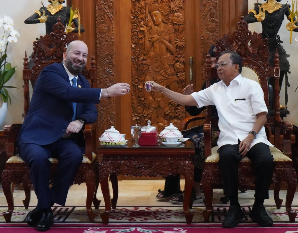 TOS: Dubes Georgia, Tornike Nozadze (kiri) bersulang arak Bali dengan Gubernur Bali, Wayan Koster (kanan) dalam sebuah kunjungan ke Bali, Rabu (3/9/2025).
