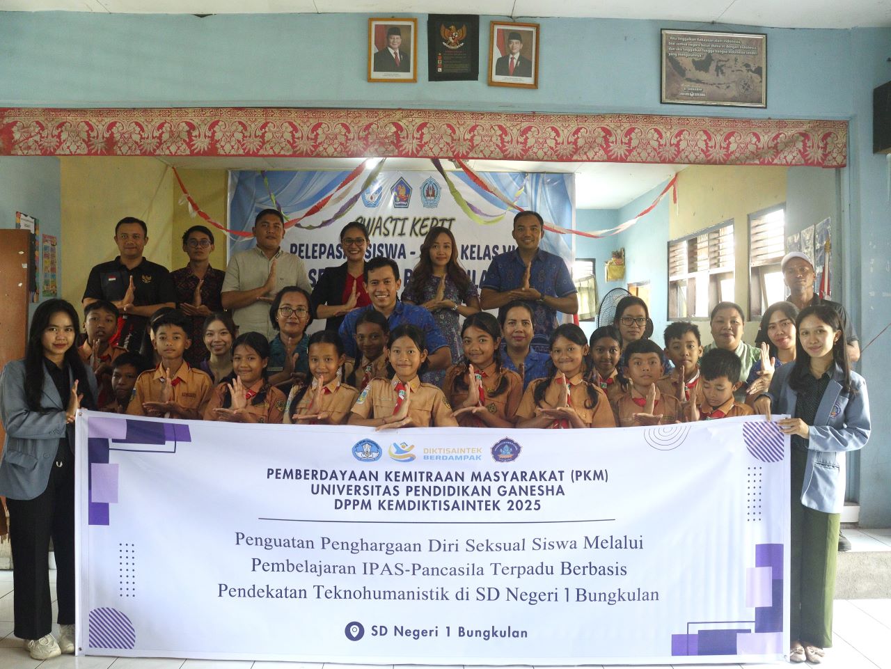 PENGABDIAN: Para akademisi Undiksha saat memberikan pembekalan kepada para siswa di SDN 1 Bungkulan.