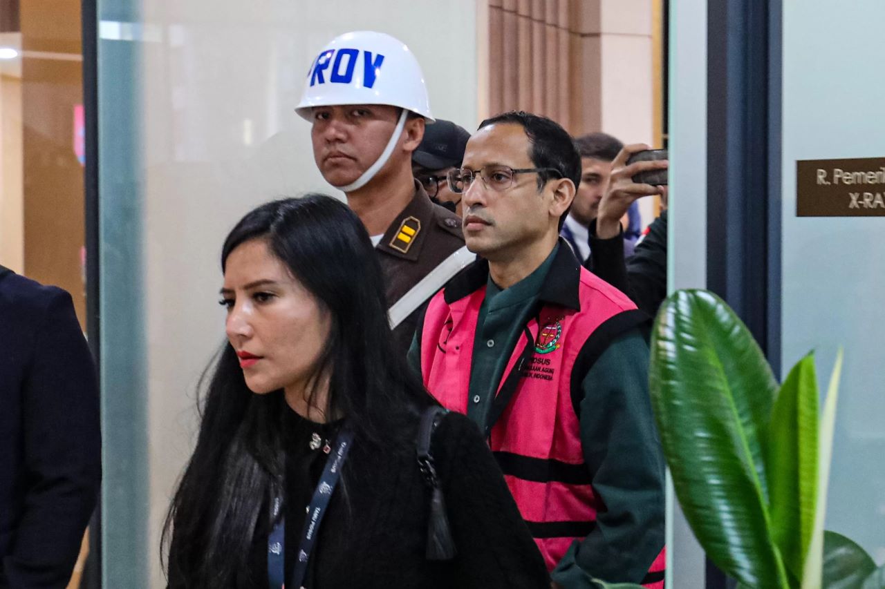 TERSANGKA: Mantan Mendikbudristek, Nadiem Anwar Makarim (pakai rompi pink) saat keluar dari Kejaksaan Agung. Dia ditetapkan sebagai tersangka korupsi pengadaan chromebook.