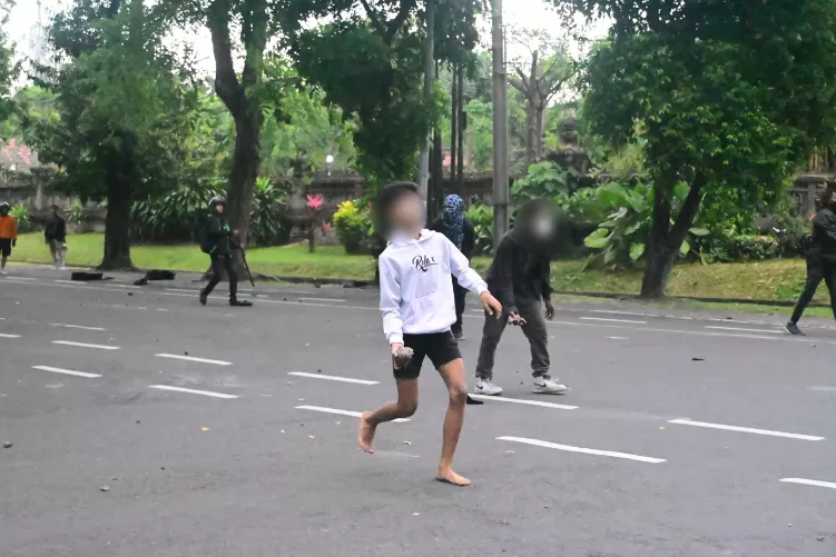 Aksi demo di depan DPRD Bali