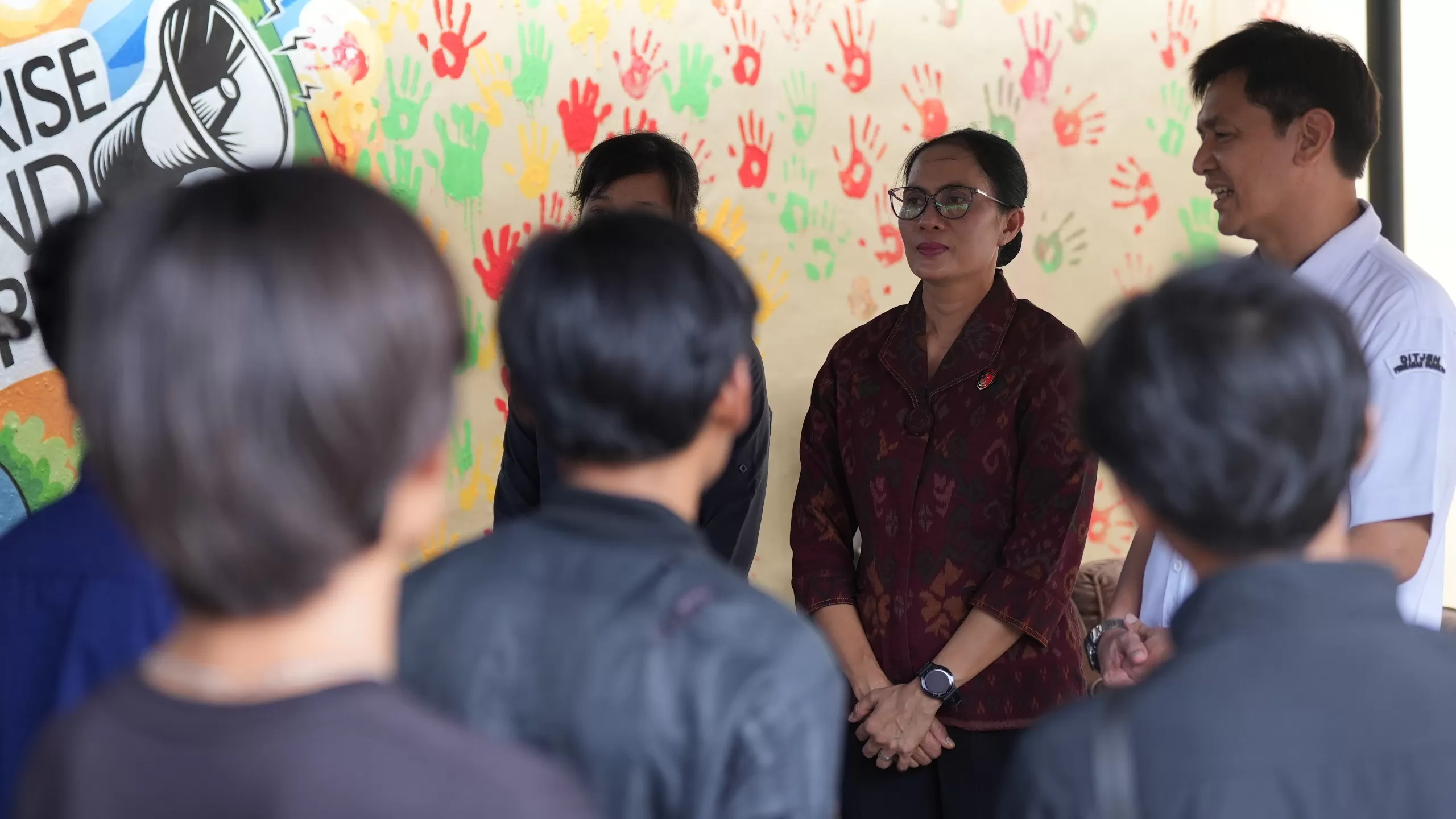 KORBAN PERDAGANGAN ORANG: Proses pemulangan para pemuda yang terjerat kasus Tindak Pidana Perdagangan Orang (TPPO). Mereka ditemukan di Benoa.
