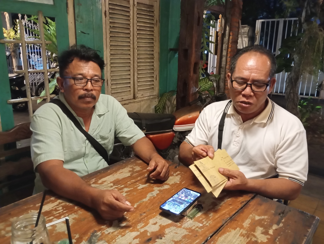 SEROBOT TANAH NEGARA: Kadek Muliawan selaku pelapor (kiri) dan Komang Pande Susanta (kanan) bicara soal indikasi penyerobotan lahan negara di kawasan Bukit Ser, Desa Pemuteran, Buleleng, Bali.