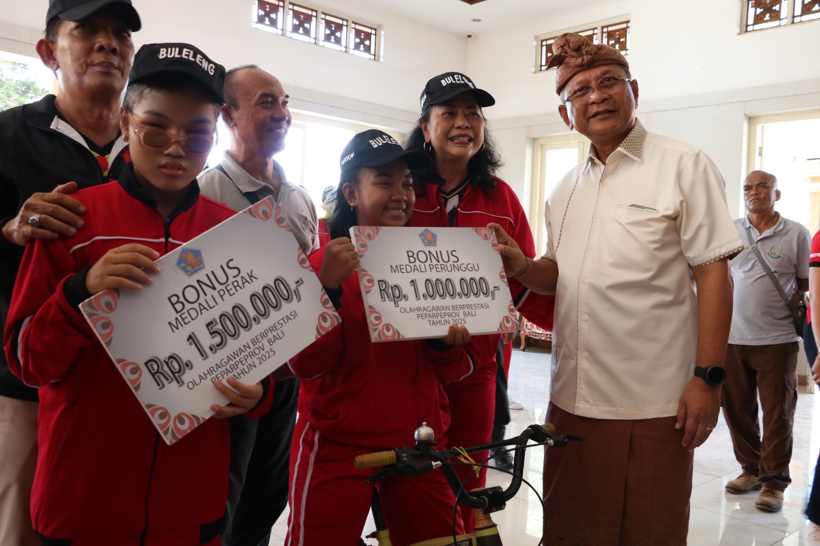 SERAHKAN BONUS: Bupati Buleleng, I Nyoman Sutjidra (paling kiri) menyerahkan bonus kepada para atlet berprestasi di Buleleng.