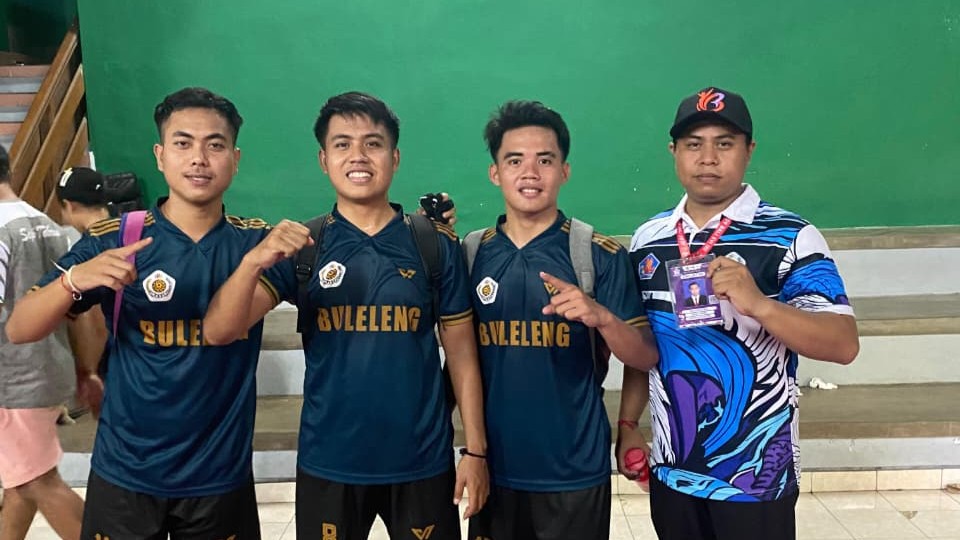 REBUT EMAS: Tim sepak takraw Buleleng yang bertanding pada nomor double event putra. Mereka berhasil merebut medali emas.