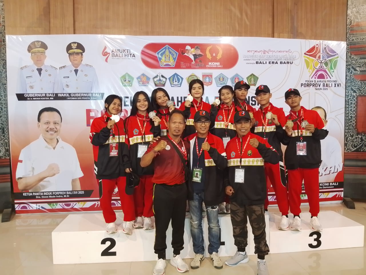 RAIH MEDALI: Para peraih medali muaythai Buleleng pada ajang Porprov Bali 2025.