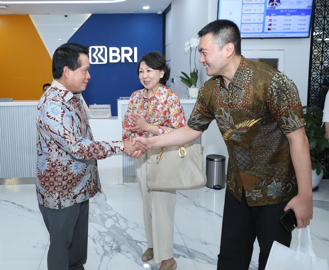 SAPA NASABAH: Direktur Utama BRI Hery Gunardi (kiri) menyapa pelanggan BRI serangkaian peringatan Hari Pelanggan Nasional 2025.