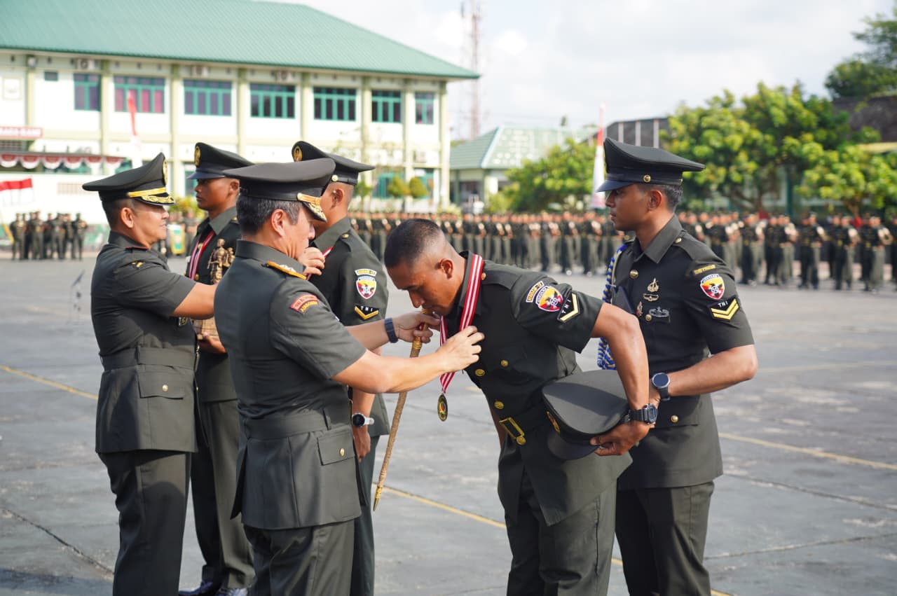 PELANTIKAN BINTARA: Panglima Kodam IX/Udayana, Mayjen TNI Piek Budyakto (kiri) melantik prajurit bintara yang telah menjalani masa pendidikan di Rindam IX/Udayana.