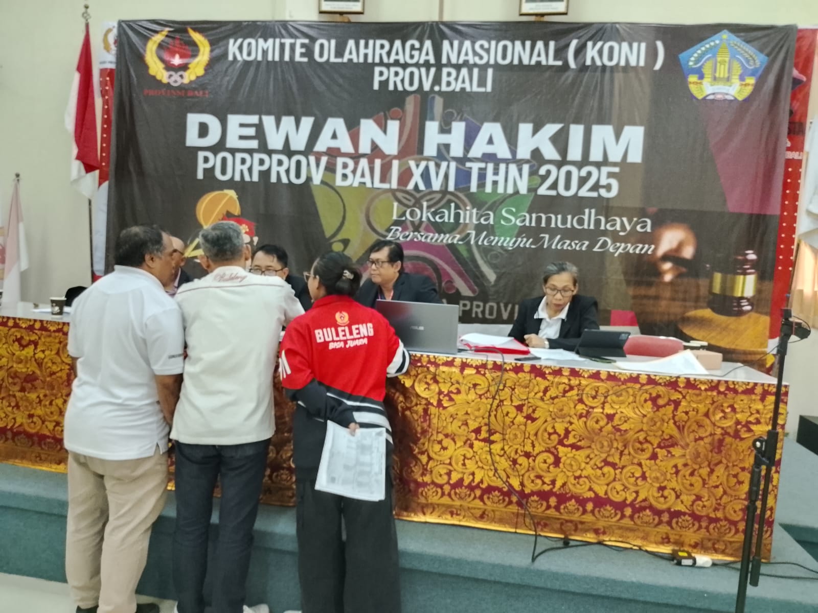 TEGAKKAN ATURAN: Suasana sidang Dewan Hakim Porprov Bali 2025 yang membahas dugaan manipulasi usia yang dilakukan salah satu atlet balap motor Badung.