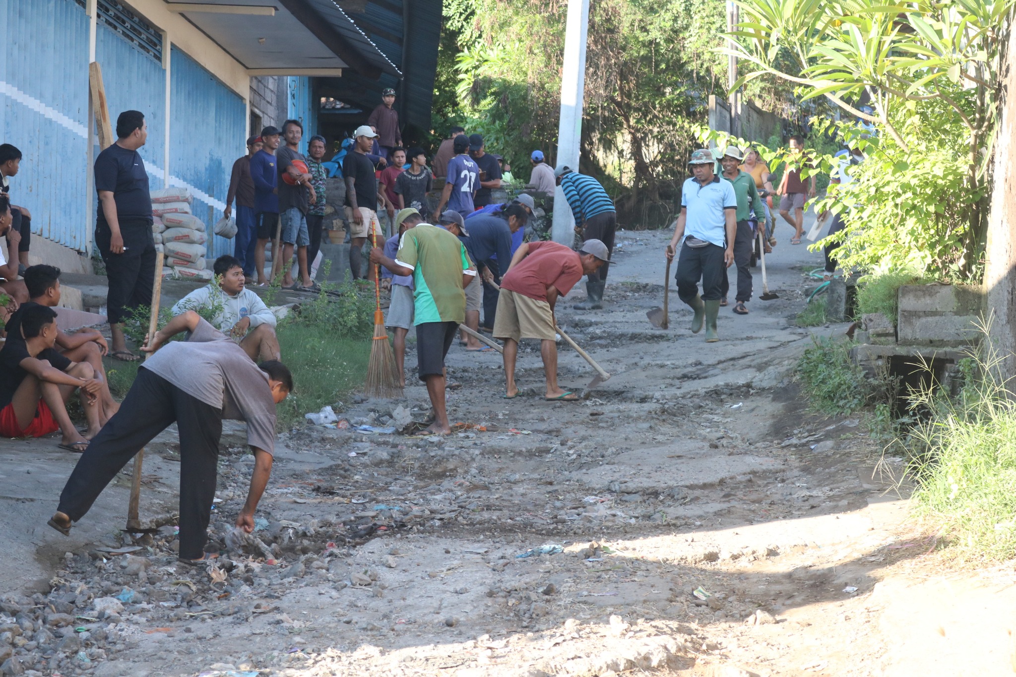 GOTONG ROYONG: Warga di Desa Lokapaksa, Kecamatan Seririt, terpaksa melakukan gotong royong untuk memperbaiki jalan. Bertahun-tahun jalan mereka tidak pernah tersentuh perbaikan.